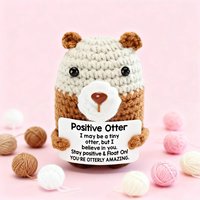 Poupée en crochet Otter Joyeuse, Peluche d'Épauleillage Faite à la Main avec Carte Positive, Poupée Émotionnelle en Crochet Pingouin Positive