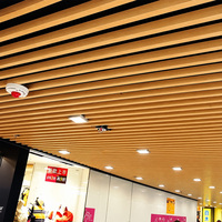 Texture du bois en aluminium Grain de bois Tube carré en aluminium Forme de U Conception de plafond à déflecteur