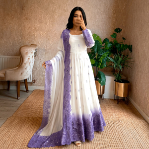 Conjunto de Traje Anarkali Tradicional Blanco y Morado para Mujer, con Bordado Floral y Dupatta de Tela, Ideal para Fiestas, Bodas y Graduaciones - Product Image 1