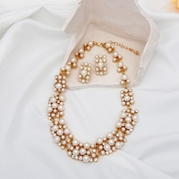 En gros, Parures de bijoux de mariée pour femmes, couleur or, avec colliers ras-du-cou et boucles d'oreilles, ornées de perles massives en grappe, personnalisables