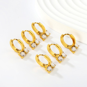 Pendientes Huggie en tono dorado con circonita blanca y diseño de mariposa, pendientes de tuerca para uso diario para mujer - Product Image 1