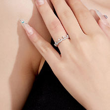 แหวนเพชรโมอิสซาไนต์ทรงกลมแบบ Eternity Band เงินแท้ 925 ชุบโรเดียม ประดับเพชรแบบ Pave Setting สำหรับผู้หญิง สไตล์โรแมนติก เหมาะสำหรับเป็นแหวนหมั้น - Product Image 2