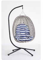 Fauteuil suspendu en osier style Hamptons, forme goutte d'eau, avec base croisée et coussin rayé bleu marine, pour balcon et jardin