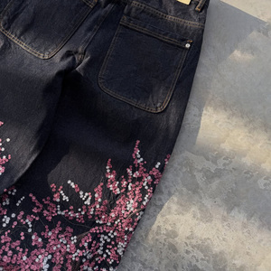 กางเกงยีนส์ปักลายปลาคาร์ฟซากุระสไตล์โอเรียนทัลสตรีทแวร์สำหรับผู้ชาย - Product Image 3