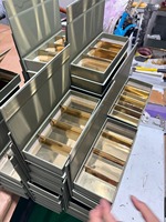 Boîte rigide élégante vert sauge à fermeture magnétique avec doublure dorée, boîte en papier d'art imprimée UV sur mesure pour la vente en gros