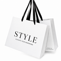 Sacs shopping en papier blanc en gros, imprimés sur mesure pour les boutiques de vêtements, les marques de cadeaux et les emballages haut de gamme.