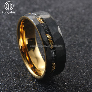 Bague de mariage en tungstène <span class=keywords><strong>noir</strong></span> et or jaune de 8mm pour homme Bague de mariage tendance en météorite avec incrustation de feuille d'or et finition à facettes - Product Image 2