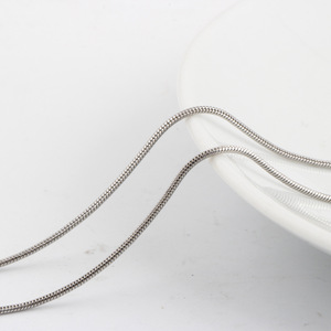 Collar de cadena de serpiente a la moda, 50 cm, color dorado, acero de titanio, cierre de langosta, uso diario, regalo para mujer - Product Image 4