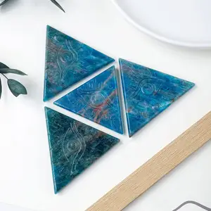 Venta al por mayor de cristal curativo espiritual natural artesanía azul apatita triángulo Ojo del diablo tallado regalo decorativo