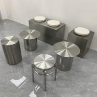 Chaise cylindrique en acier inoxydable brossé de style industriel pour la maison, idéale pour les salons de thé, les cafés, les salons de desserts ou les restaurants.