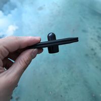 Étiquette de sécurité antivol portable en ABS, forme triangulaire classique, avec broche dissimulée, pour vêtements et accessoires, en stock, avec moule personnalisé