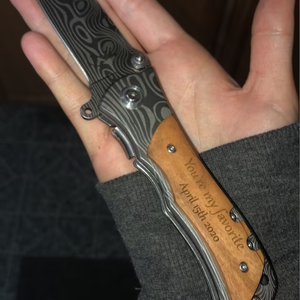 Oferta Especial: Navaja Plegable Táctica Personalizada OEM con Mango de Madera Grabado para Camping, Supervivencia y Caza - Product Image 6