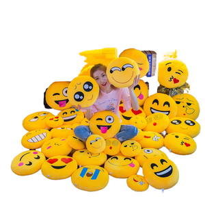 Coussins de chaise de bureau en forme d'Emoji mignons en gros, coussins de siège et oreillers lombaires en coton PP super doux et amusants pour anniversaire - Product Image 1