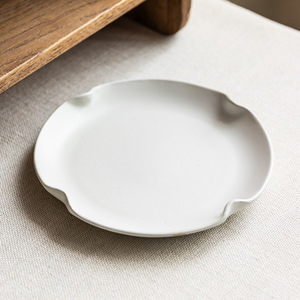 <span class=keywords><strong>Set</strong></span> di <span class=keywords><strong>Piatti</strong></span> in Ceramica Bianca Smaltata a Forma Irregolare 2026, <span class=keywords><strong>Set</strong></span> di <span class=keywords><strong>Piatti</strong></span> Decorativi in Ceramica Opaca con Bordo Ondulato per Matrimoni ed Eventi - Product Image 5