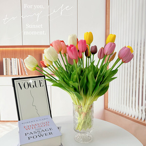 Fábrica de Flores Meiyu, Tulipanes Artificiales de Goma Suave de 5 Cabezas, Resistentes a los Rayos UV, Decoración para Bodas y Hogar - Product Image 1