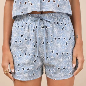 Verano ecológico 100% algodón transpirable azul ojal bordado verano Casual pantalones cortos de mujer con cordón - Product Image 1