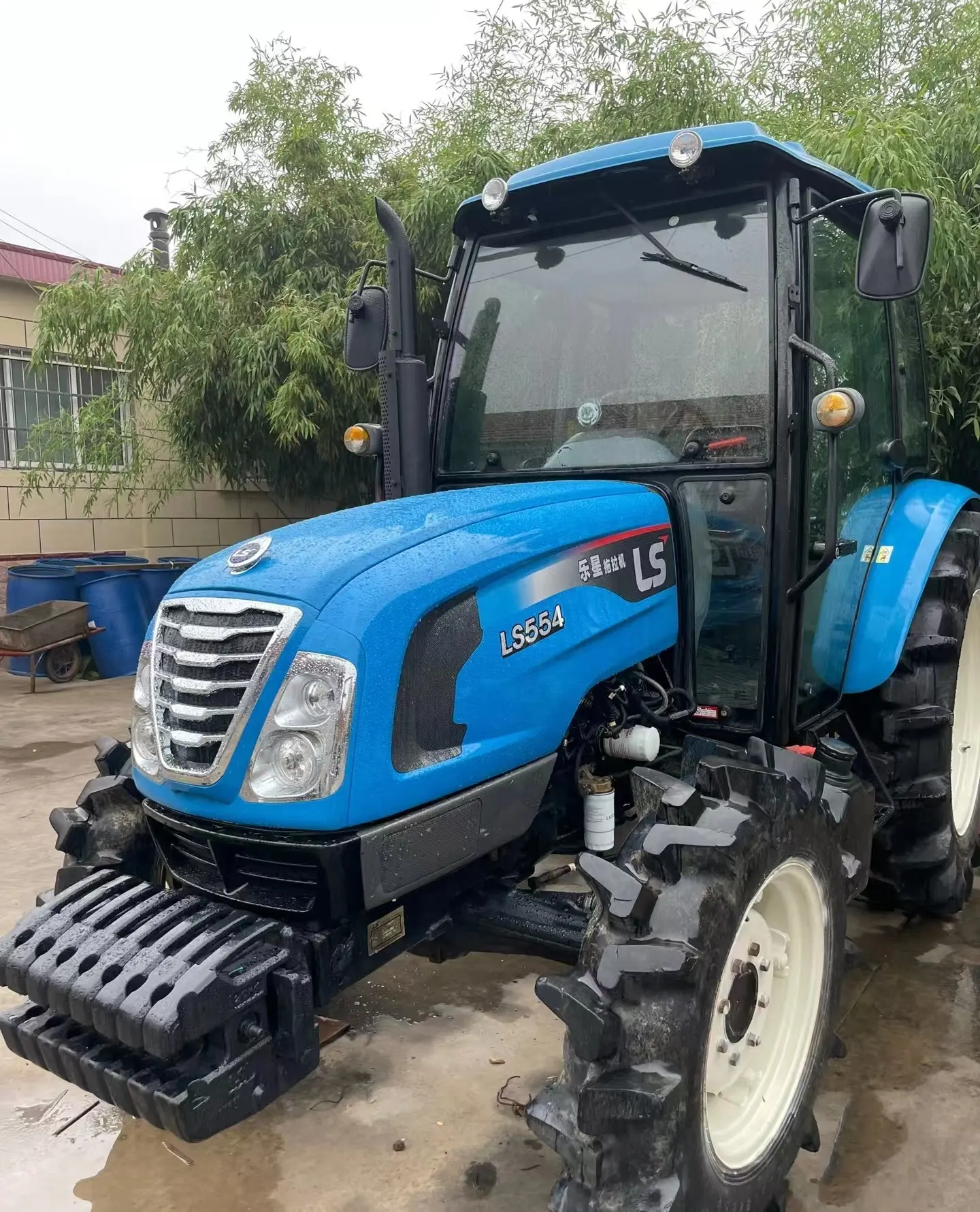 खेत ट्रैक्टर 140 एचपी 4wd ट्रैक्टर बिक्री के लिए कृषि मशीनरी उपकरणों के लिए केबिन के साथ कृषि 554