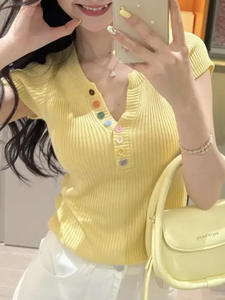 เสื้อผ้า Y2K สไตล์เกาหลีเสื้อยืดถักติดกระดุมสำหรับผู้หญิงเสื้อยืดคอวีแขนสั้นแบบบางยืดหยุ่นได้สำหรับผู้หญิง - Product Image 4