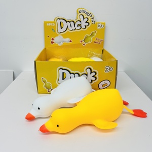 Entrepôt USA Vente en gros en vrac Canard jaune géant de 36 cm (14 pouces) à remontée lente, anti-stress et jouet à presser - Product Image 1