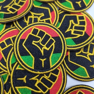 Diseño personalizado de fábrica Black Lives Matter <span class=keywords><strong>Fist</strong></span> Parche bordado personalizado para planchar para ropa Chaleco con capucha - Product Image 1