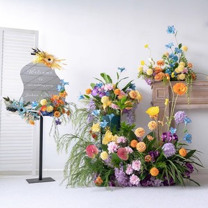 La colorida fila de campos de flores artificiales conduce a un arreglo floral decorativo - Product Image 1