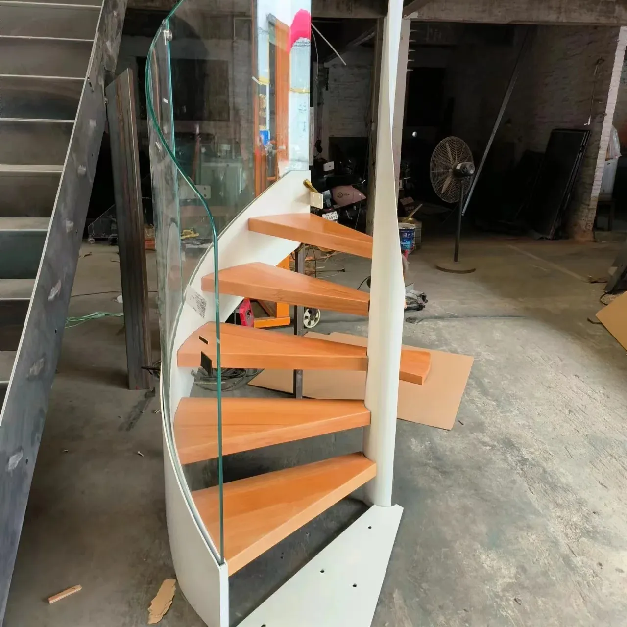 VIKO yüksek kaliteli cam korkuluk Mini kavisli merdiven