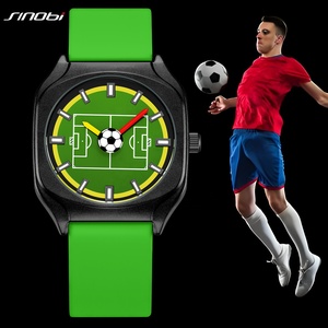 Montre <span class=keywords><strong>de</strong></span> sport au design créatif <span class=keywords><strong>de</strong></span> terrain <span class=keywords><strong>de</strong></span> football pour <span class=keywords><strong>les</strong></span> fans <span class=keywords><strong>de</strong></span> football internationaux, bracelet en silicone vert, montre à quartz pour <span class=keywords><strong>les</strong></span> grands événements <span class=keywords><strong>de</strong></span> football - Product Image 1