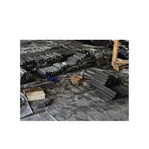 Découvrez un grilage exceptionnel avec nos charbons de bois noirs en forme de briquettes, à faible teneur en cendres (1,0%-3,0%), pour des barbecues savoureux. - Product Image 1