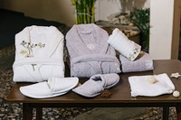 Ensemble de peignoirs thermiques de luxe en coton absorbant avec logo brodé, col en V et fermeture à cordon pour hôtel et spa
