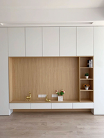 Meuble TV mural en chêne, style moderne, avec étagère flottante et éclairage LED intégré, idéal pour salon et chambre à coucher – Prix direct usine