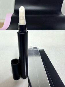 Voluminizador de Labios Vegano con Ácido Hialurónico, Fórmula Líquida de Aplicación Suave, Acción Rápida, Hidratación Duradera, Cuidado de las Líneas de los Labios - Product Image 3