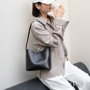 Sac fourre-tout décontracté en cuir de vachette pour femme, style vintage 2025, avec boucle métallique de luxe, sac à bandoulière souple pour toutes les occasions, idéal pour la plage - Product Image 4