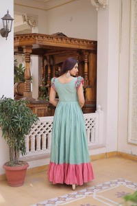 Robe de créateur en coton pastel la plus vendue avec broderies de perles et manches à double volant pour femme, disponible à la vente - Product Image 5