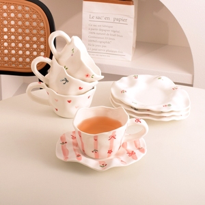 Juego de Taza y Platillo de Cerámica Hechos a Mano con Diseño de Lazo y Flor, 200 ml, Taza de Porcelana Irregular para Regalo, para Latte o Té - Product Image 1