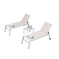 Chaise longue d'extérieur blanche avec dossier inclinable en maille, roulettes et table d'appoint carrée pour piscine, patio, jardin, terrasse