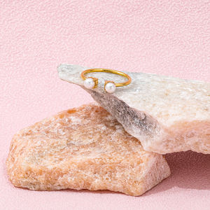 Hochwertige 18K PVD vergoldete 2 Frischwasserperlen offener Ring Edelstahl damen tarnfreier modischer Schmuck - Product Image 6