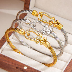 SZ260Diamond-Accented fibbia a ferro di cavallo, PVD oro placcato 18K bracciale in acciaio inox catena di corda, minimalisti di lusso polsino - Product Image 1