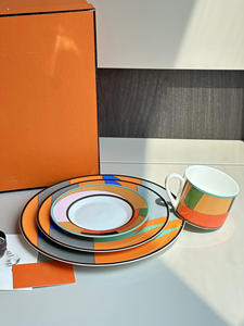 Meilleures ventes : Ensemble de 4 assiettes et tasses en porcelaine de style nordique - Product Image 6