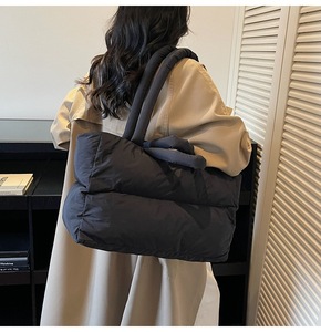 Borsa a Spalla Morbida Trapuntata Grande Capacità Invernale da Donna, Borsa a Mano Versatile Trapuntata Sottobraccio per Uso Quotidiano - Product Image 1