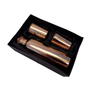 Bouteille d'eau classique en cuivre pur de haute qualité, fabriquée à la main, avec 2 gobelets en verre de cuivre, idéale pour les mariages, Diwali et les cadeaux - Product Image 1