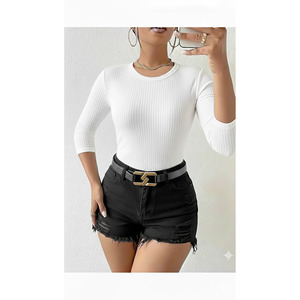 Blusa blanca de manga capri para mujer, cuello redondo, ajustada y con textura acanalada - Product Image 1