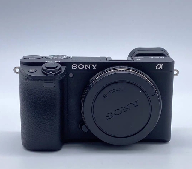 DSLR Camera Body Only 90% New 4K Video Capture CMOS Sensor SD Card Slot ABS Material Lithium Battery 2-3" Screen