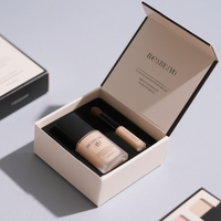 Boîte cosmétique de luxe personnalisée rose en carton recyclable avec fentes, gaufrage et doublure en éponge pour crème visage, vernis à ongles et produits essentiels