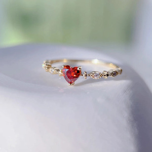 Anello a Forma di Cuore per Donne con Pietra Rossa Elegante e Semplice Gioiello da Dito alla Moda per Uso Quotidiano - Product Image 1
