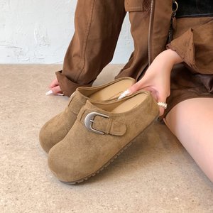 Mules en daim pour femmes, sabots à enfiler, pantoufles plates à bout ouvert avec boucle métallique et sangle réglable pour l'extérieur et l'intérieur - Product Image 4