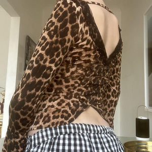 Nouveau T-shirt léger pour femme style chinois avec boutons grenouille, col en V, patchwork de dentelle, dos nu et manches longues évasées - Product Image 2