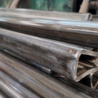 . Tube triangulaire en acier au carbone certifié ISO S275JR pour les structures de serres, les équipements automatisés et les raccords structurels