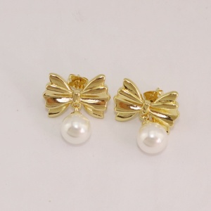 EP1061 Eleganti <span class=keywords><strong>Orecchini</strong></span> a Perno <span class=keywords><strong>con</strong></span> Fiocco Placcati in Oro 18k <span class=keywords><strong>con</strong></span> Charm Pendente in Finta <span class=keywords><strong>Perla</strong></span> per Donne e Signore 2024 - Product Image 2