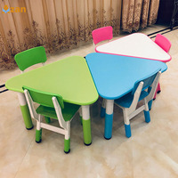 Table triangulaire en plastique pour enfants, hauteur réglable, table d'activités pour enfants, OEM ODM, vente en gros pour les écoles maternelles
