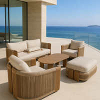 Ensemble de canapés d'extérieur en teck de luxe moderne avec table basse ovale à lattes et ottoman, mobilier de patio pour villa et complexe hôtelier